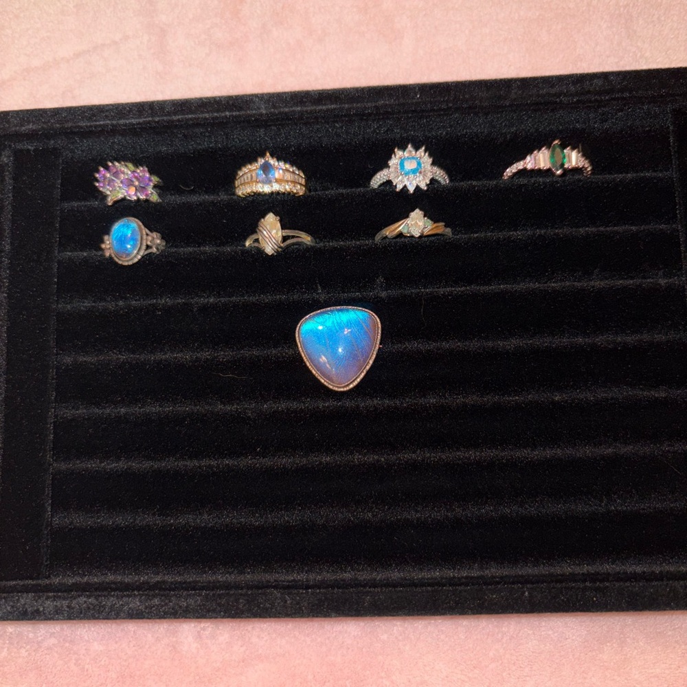 Collection of vintage rings and 1 pin